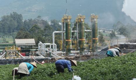 Petani beraktivitas di sekitar sumur produksi Pembangkit Listrik Tenaga Panas Bumi (PLTP) PT Geo Dipa Energi di kawasan dataran tinggi Dieng Desa Kepakisan, Batur, Banjarnegara, Jawa Tengah. Menteri Badan Usaha Milik Negara (BUMN) Erick Thohir berencana melakukan konsolidasi BUMN-BUMN yang selama ini menggarap energi panas bumi atau geothermal seperti PT Pertamina, PT PLN, dan PT Geo Dipa Energi. Erick menilai konsolidasi anak usaha atau sub holding Pertamina dan PLN yang bergerak di sektor geothermal dengan Geo Dipa akan memperkuat pengembangan energi baru terbarukan (EBT) dalam sektor geothermal.