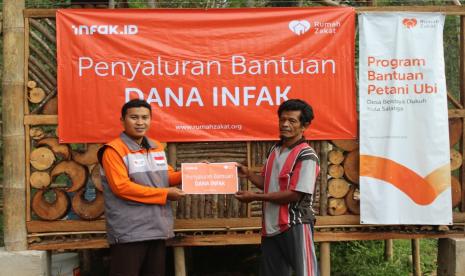 Petani binaan Rumah Zakat menerima bantuan dana.