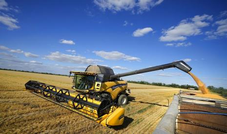 Petani dari pertanian Voznesenka-Agro memanen bersama mereka di truk di ladang gandum tidak jauh dari Melitopol, Ukraina selatan, Kamis, 14 Juli 2022. Sekitar 300.000 ton panen telah dikumpulkan di distrik Melitopol di wilayah Zaporizhzhia. Rusia mengambil alih sebagian wilayah Zaporizhzhia dengan cepat setelah peluncuran operasi militer di Ukraina. Foto ini diambil selama perjalanan yang diselenggarakan oleh Kementerian Pertahanan Rusia.