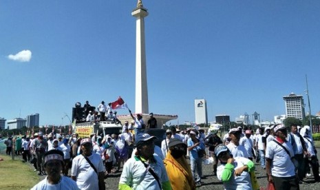 Petani gula dari seluruh Indonesia menggelar unjuk rasa di depan Istana Merdeka.