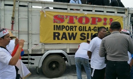 Petani gula melakukan unjuk rasa di depan Istana Merdeka, Jakarta, Senin (28/8).