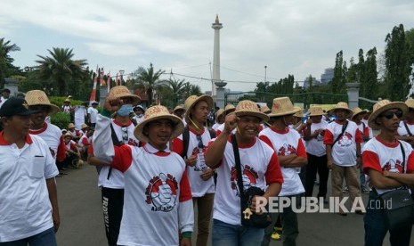 Petani gula melakukan unjuk rasa di depan Istana Merdeka, Jakarta, Senin (28/8). 