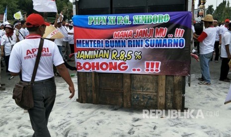 Petani gula melakukan unjuk rasa di depan Istana Merdeka, Jakarta, Senin (28/8). 