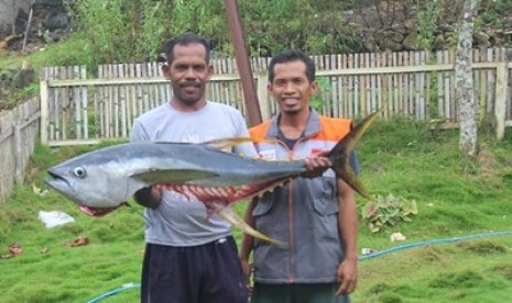 Petani ikan tuna di Desa Dedeta, Halmahera bersama Relawan Rumah Zakat.