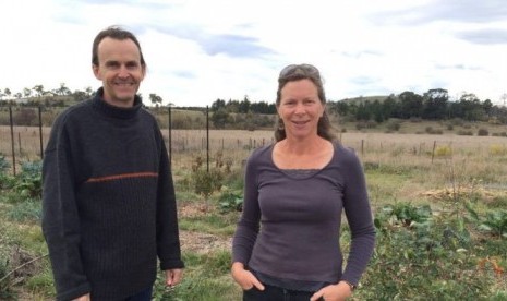  Petani Jane Pickard dan direktur pemakaman Kevin Hartley di lokasi lahan milik Jane di dekat Kota Armidale, NSW. 