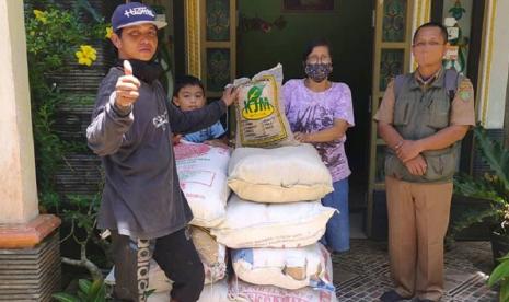  Petani Kabupaten Barito Timur, Kalteng menyiapkan persemaian padi MT I Okmar didampingi penyuluh dan Koordinator BPP Paju Epat, Lukmanul Chakim 