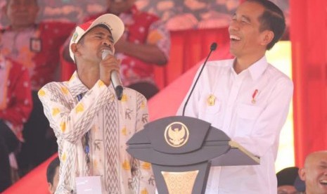 Petani Kakao asal Kabupaten Bantaeng, Abdul Hafid bersama Presiden Joko Widodo di Banda Aceh, Aceh, Sabtu (6/5).