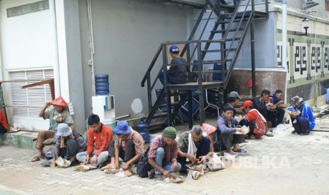 Petani Kendeng dan Karawang sedang menikmati makanan di Gedung Dakwah Muhammadiyah. Jum'at (17/3).