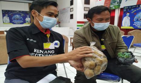 Petani kentang di Kabupaten Garut menunjukkan hasil panen varietas Paus Pertato, Senin (11/10)