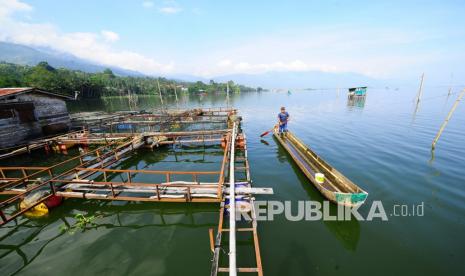 Petani keramba jaring apung beraktivitas di Danau Kerinci, Pulau Tengah, Keliling Danau, Kerinci, Jambi, Jumat (13/11/2020). Peneliti Taksonomi dan Biodiversitas Ikan Air Tawar Indonesia dari Universitas Jambi, Tedjo Sukmono menyebutkan jumlah temuan ikan di Danau Kerinci yang pernah mencapai 21 spesies berdasarkan hasil penelitian tahun 1995 lalu, kini berkurang dan tinggal 12 temuan spesies saja akibat kerusakan ekosistem dan masuknya ikan predator asal luar pada akhir tahun 90-an.