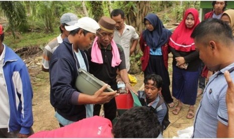 Petani lada di perbatasan Indonesia-Malaysia teparnya di  Desa Bambangan, Kecamatan Sebatik Barat, Pulau Sebatik, mempraktekkan alat  budidaya lada dengan arahan dari tim KKN UMY.