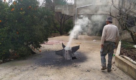 Petani Lebanon melihat rudal yang menurut kantor berita Lebanon adalah bagian dari rudal pertahanan udara Suriah yang menargetkan pesawat tempur Israel di Hasbani, Lebanon, 10 Februari 2018.