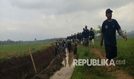 Petani melaksanakan program Padat Karya Tunai (PKT) berupa perbaikan saluran irigasi di Desa Tanjungsari Kecamatan Sukaresik Kabupaten Tasikmalaya Jawa Barat, Sabtu (12/5). Diharapkan perbaikan irigasi bisa mendukung pengembangan pertanian di lokasi yang terkenal sering banjir tersebut.