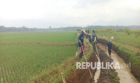 Petani melaksanakan program Padat Karya Tunai (PKT) (ilustrasi). Kementerian Pekerjaan Umum dan Perumahan Rakyat (PUPR) mengungkapkan skema program padat karya tunai yakni Program Pengembangan Infrastruktur Sosial Ekonomi Wilayah (PISEW) telah menyerap 1.467 tenaga kerja hingga akhir Juni 2020.