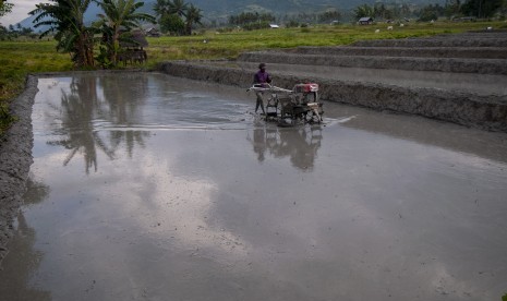 Petani membajak sawah tadah hujannya dengan traktor tangan di Desa Porame, Sigi, Sulawesi Tengah, Selasa (16/7/2019). 