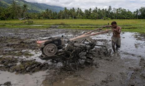 Petani membajak sawahnya menggunakan traktor tangan (ilustrasi).