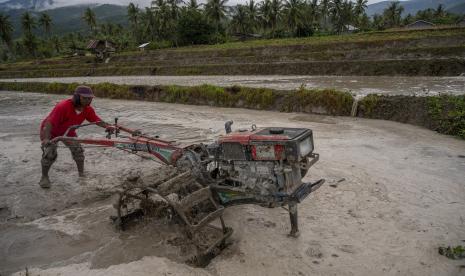 Petani mengolah sawahnya dengan traktor tangan (ilustrasi). Pemerintah Kabupaten Sleman, DIY, menerbitkan prosedur operasional standar pemberian rekomendasi pembelian BBM untuk alat dan mesin pertanian (alnsintan).