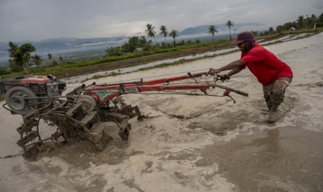 Petani mengolah sawahnya dengan traktor tangan (ilustrasi). Dinas Pertanian, Pangan, dan Perikanan Kabupaten Sleman, Daerah Istimewa Yogyakarta, hanya memberikan rekomendasi pembelian bahan bakar minyak bersubsidi di SPBU untuk petani yang menggunakan alat dan mesin pertanian (alsintan).