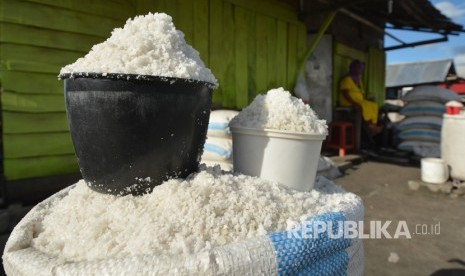 Petani menjajakan garam di Penggaraman Talise, Palu, Sulawesi Tengah, Kamis (27/7). 