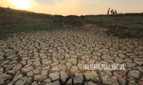 Petani menyiapkan mesin pompa air di areal persawahan yang mengalami kekeringan di Penganjang, Indramayu, Jawa Barat, Senin (6/8). 