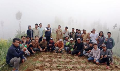 Petani muda Malang menggelar tanam perdana kentang di lereng bukit Desa Ngadas, Kecamatan Poncokusumo, Kabupaten Malang, Jawa Timur, Senin (19/2). Petani muda yang tergabung dalam Klaster Kentang Petani Muda YESS ´Potato Forever´ binaan Kementerian Pertanian RI ini mengikuti Program Youth Enterpreneurship and Employment Support Services (YESS).