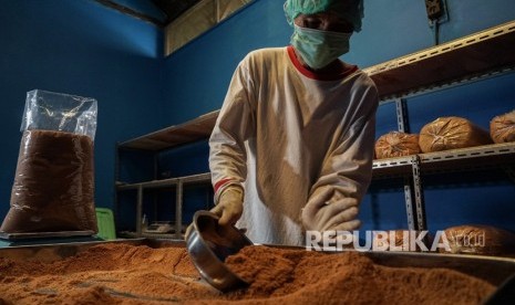 Petani nira mengemas gula kelapa yang telah dihaluskan di sentra pengolahan gula kelapa Kelompok Wanita Tani (KWT) Desa Binangun, Mrebet, Purbalingga, Jateng, Rabu (19/6/2019).