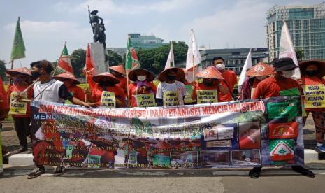 Petani Sumatra Utara yang tergabung dalam Serikat Tani Mencirim Bersatu (STMB) dan Serikat Petani Simalingkar Bersatu (SPSB) meninta penyelesaian konflik agraria.