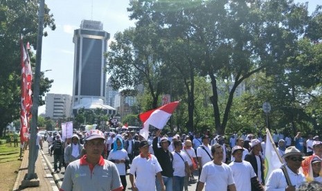 Petani tebu dari seluruh Indonesia menggelar demo di depan Istana Merdeka, Jakarta.