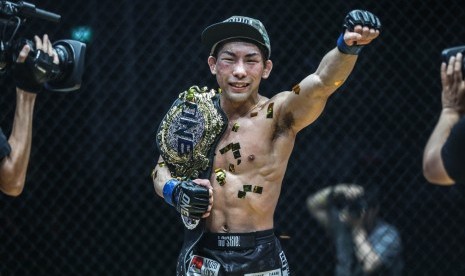 Petarung asal Jepang, Yosuke “Tobizaru” Saruta memangku sabuk gelar juara kelas strawweight yang diraihnya usai mengalahkan Joshua Pacio di Istora Senayan, Jakarta, Sabtu (19/1).