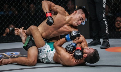 Petarung gaya bebas andalan Indonesia di ajang ONE Championship, Stefer Rahardian (atas).