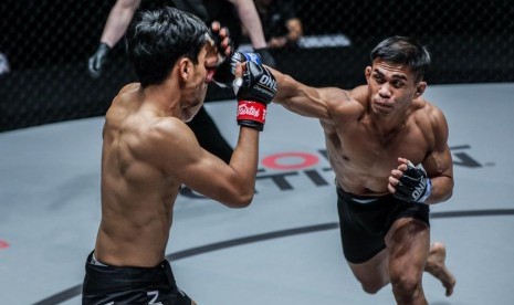 Petarung Indonesia Eko Roni Saputra (kanan) akan kembali ke ring ONE Championship di Istora Senayan Jakarta, Jumat (7/2).