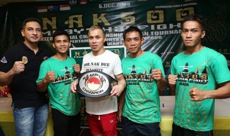 Petarung Muay Thai Bandung Fighting Club Yudi (kiri) dan petarung muay thai Sparta Training Camp Dodi (kanan) bersama Ketua Muay Thai Profesional Indonesia Francois Mohede (tengah) memegang sabuk juara pada konferensi pers Kejuaraan Internasional Petarunga