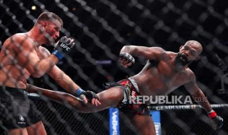 Petarung UFC Jon Jones berhasil mempertahankan gelar heavyweight setelah menumbangkan Stipe Miocic dalam laga UFC 309 yang diselenggarakan di Amerika Serikat. Jones menumbangkan Miocic pada ronde ke ketiga.