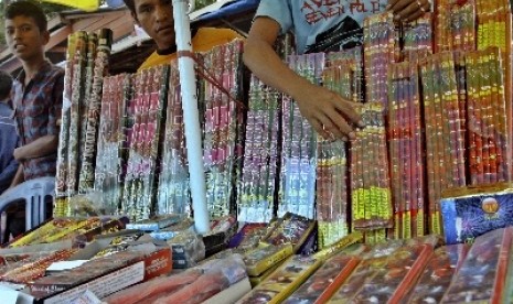 Petasan dijual bebas oleh masyarakat.