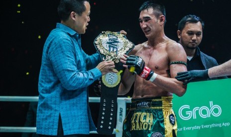 Petchmorakot Petchyindee menerima sabuk ONE Featherweight Muay Thai World Championship seusai memenangkan laga di Istora Senayan, Jakarta, pada Jumat (7/2).