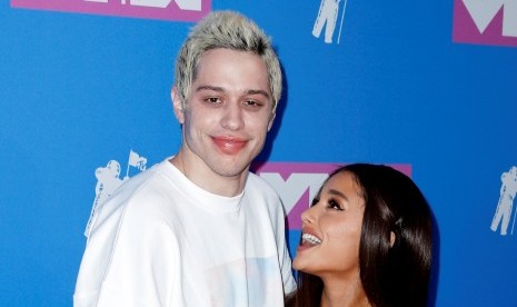 Pete Davidson dan Ariana Grande.