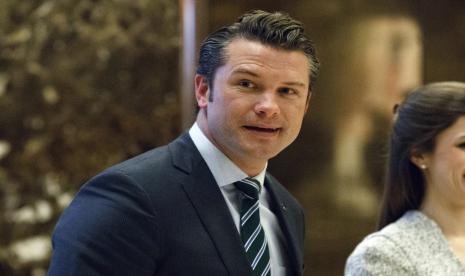 Pete Hegseth berjalan menuju lift untuk pertemuan dengan Presiden terpilih Donald Trump di Trump Tower di New York, 15 Desember 2016. (AP Photo/Evan Vucci