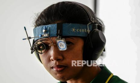 Petembak putri Jawa Timur Dwi Yulia Purnamawati bersiap ketika mengikuti penyisihan menembak nomor 25 meter Pistol Putri PON Papua di Lapangan Tembak Indoor, Kampung Harapan, Sentani, Kabupaten Jayapura, Papua, Selasa (12/10/2021). 