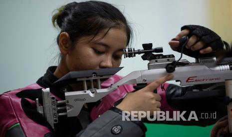 Petembak Vidya Rafika Rahmatan berlatih dalam Pelatnas cabang menembak di Lapangan Tembak Senayan, Jakarta, Jumat (12/6/2020). Meski telah memastikan tiket dalam Olimpiade Tokyo melalui petembak Vidya, Pengurus Besar Persatuan Menembak Indonesia (PB Perbakin) tetap menjalankan Pelatnas selama pandemi COVID-19 dengan protokol kesehatan yang ketat untuk mengejar target menambah perwakilan Indonesia dalam Olimpiade. 