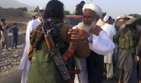 Petempur Taliban berkumpul bersama warga di distrik Surkhroad, Provinsi Nangarhar, Kabul, Afghanistan, Sabtu (16/6). 