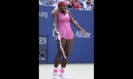 Petenis Amerika Serikat, Serena Williams, bereaksi saat menghadapi sesama petenis Amerika Serikat, Vania King, di laga turnamen Amerika Serikat Terbuka di Flushing Meadows, New York, Amerika Serikat, Kamis (28/8). 