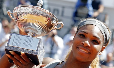  Petenis Amerika Serikat, Serena Williams, berpose bersama trofinya usai mengalahkan petenis Italia, Sara Errani, dalam laga final Roma Masters pada Ahad (18/5). 