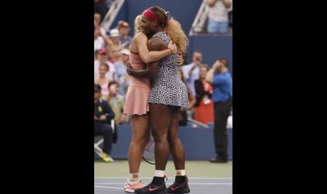 Petenis Amerika Serikat, Serena Williams (kanan), dan petenis Denmark, Caroline Wozniacki, usai laga final turnamen tenis grand slam Amerika Terbuka di Flushing Meadows, New York, Amerika Serikat, Ahad (7/9). 