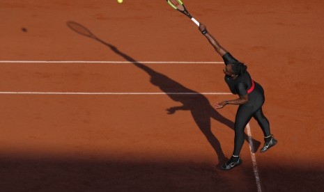 Petenis Amerika Serikat, Serena Williams, melepaskan serve saat menghadapi petenis Jerman, Julia Georges, di putaran ketiga turnamen Grand Slam Prancis Terbuka di Stadium Roland Garros, Paris, Prancis, Sabtu (2/6).