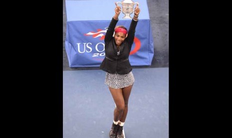 Petenis Amerika Serikat, Serena Williams, mengangkat trofi usai mengalahkan petenis Denmark, Caroline Wozniacki, di partai final turnamen grand slam Amerika Terbuka di Flushing Meadows, New York, Amerika Serikat, Ahad (7/9). 