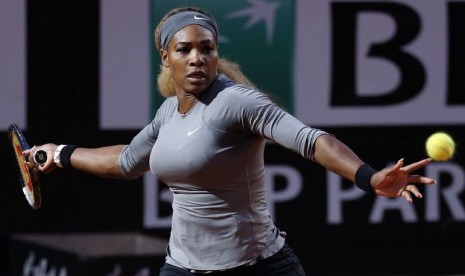 Petenis Amerika Serikat, Serena Williams, mengembalikan bola pukulan petenis Cina, Zhang Shuai, dalam laga perempat final Italia Terbuka pada Jumat (16/5). 