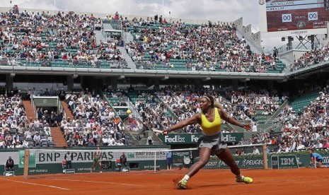 Petenis Amerika Serikat, Serena Williams, mengembalikan pukulan petenis Prancis, Alize Lim, dalam pertandingan tunggal putri Prancis Terbuka di Roland Garros, Paris, Sabtu (25/5). 