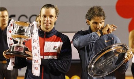 Petenis Argentina, Horacio Zeballos (kiri), berpose memegang trofinya usai mengalahkan petenis Spanyol, Rafael Nadal, di final turnamen Chile Terbuka di Vina del Mar pada Ahad (10/2). 