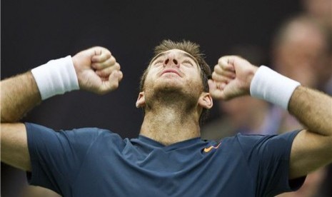 Petenis Argentina, Juan Martin Del Potro, meluapkan kegembiraannya usai mengalahkan petenis Prancis, Julien Benneteau, di partai final tunggal putra turnamen World Indoor di Rotterdam, Belanda, Ahad (17/2). 