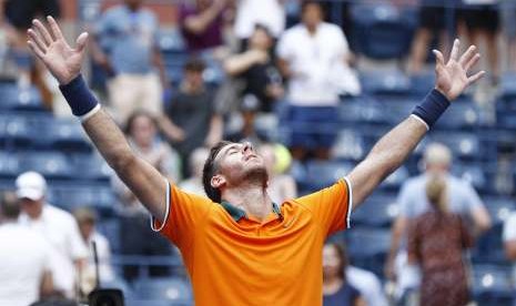 Petenis Argentina, Juan Martin del Potro, meluapkan kegembiraannya usai mengalahkan peteni Amerika, John Isner, di babak perempat final turnamen tenis AS Terbuka di Flushing Meadows, New York, Amerika Serikat, Selasa (4/9). 